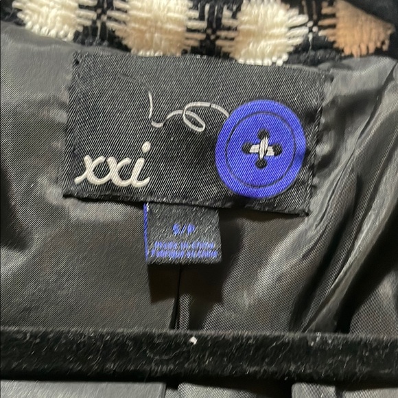 Chic Black and White Checkered Women's Coat - Picture 4 of 5